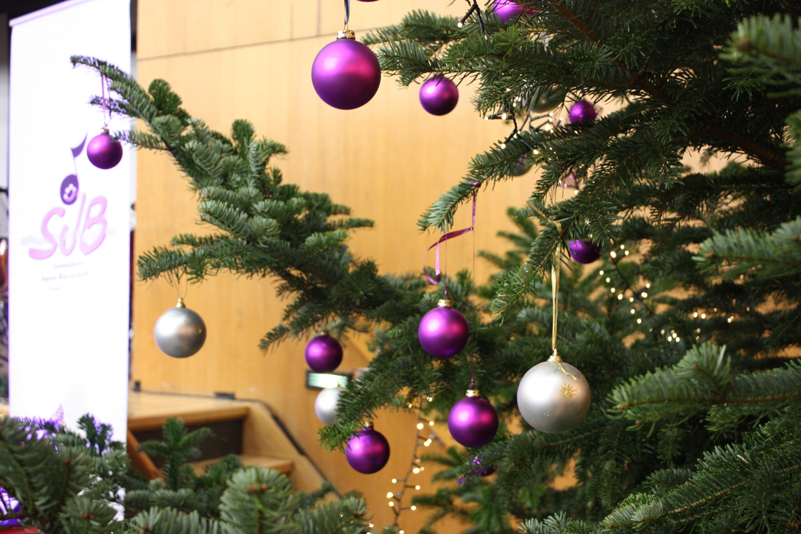 Weihnachtsbaum mit Kugeln